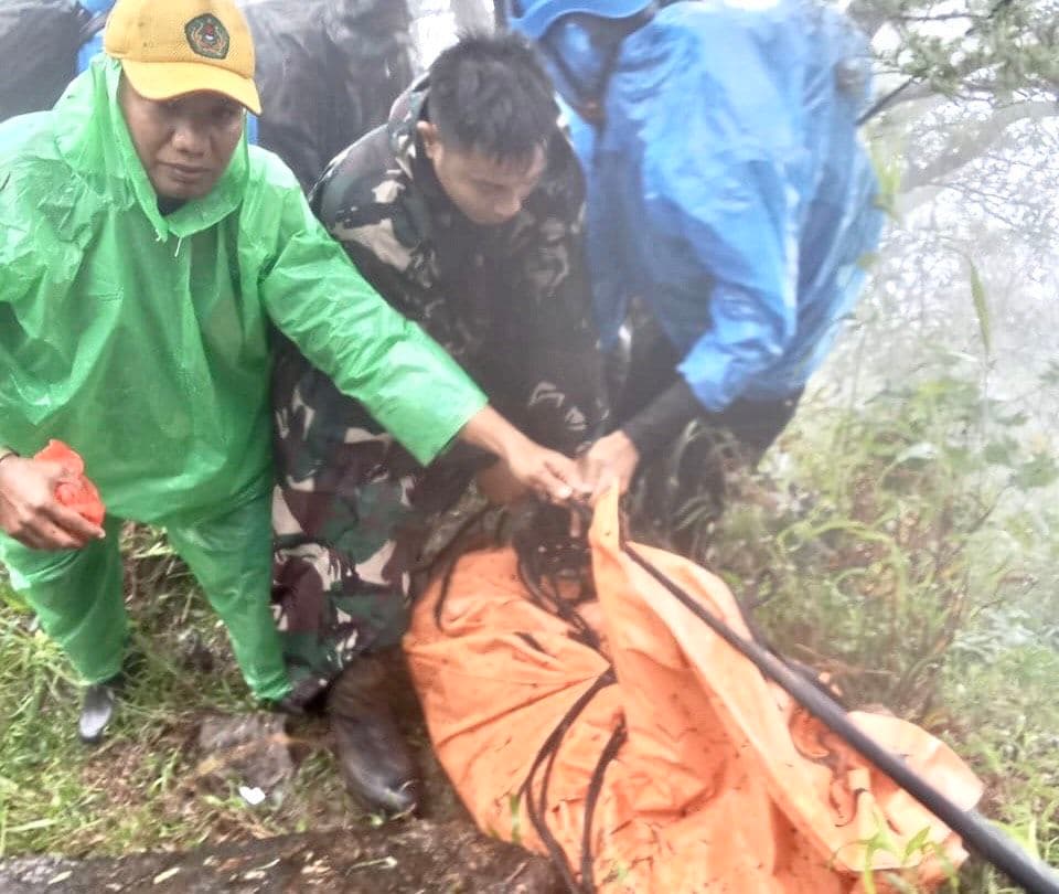 Hadapi Medan Terjal, TNI AD Ikut Evakuasi Korban Pesawat ATR 42-500