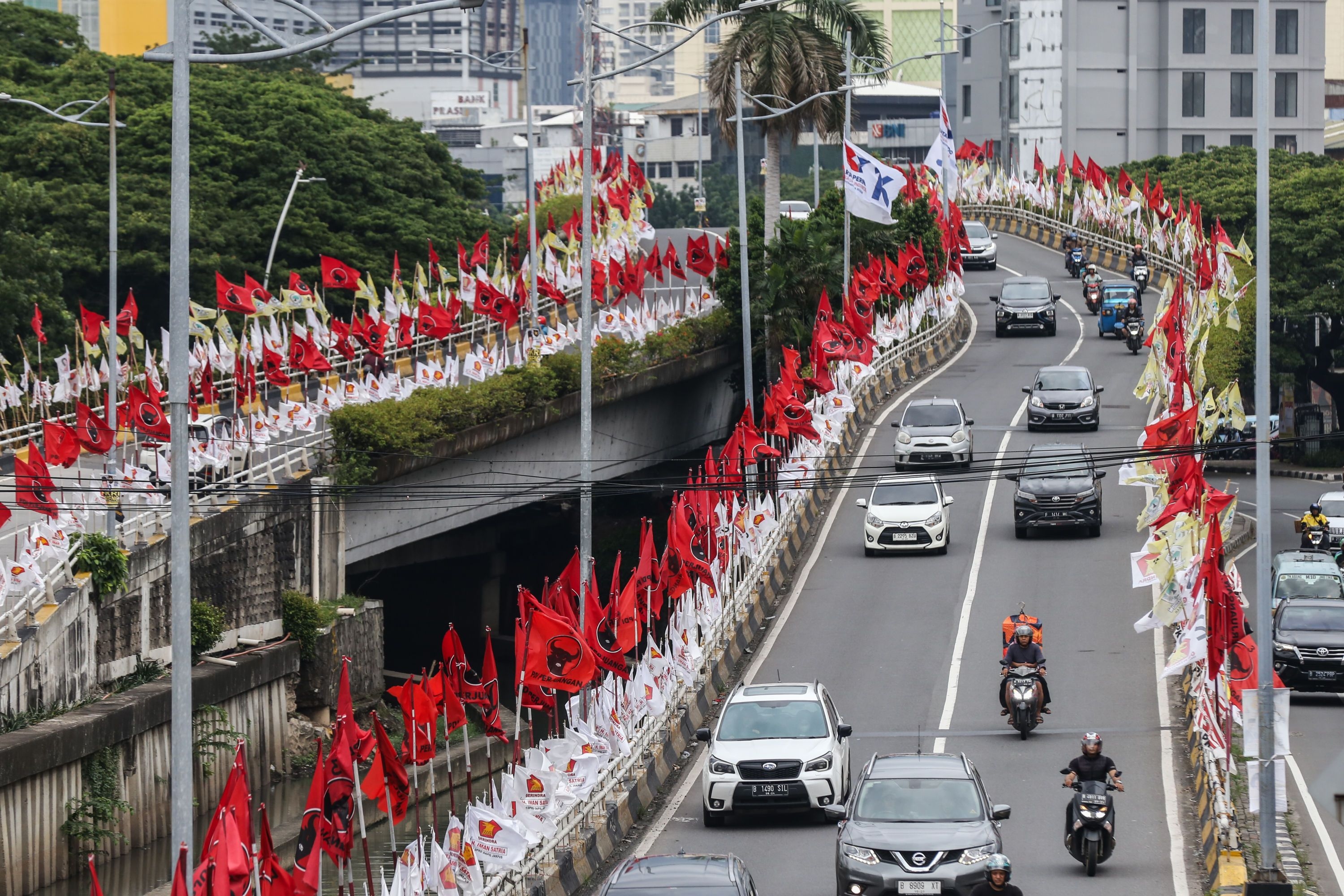 Pramono Larang Keras Spanduk dan Bendera Parpol 'Mejeng' di Flyover Jakarta