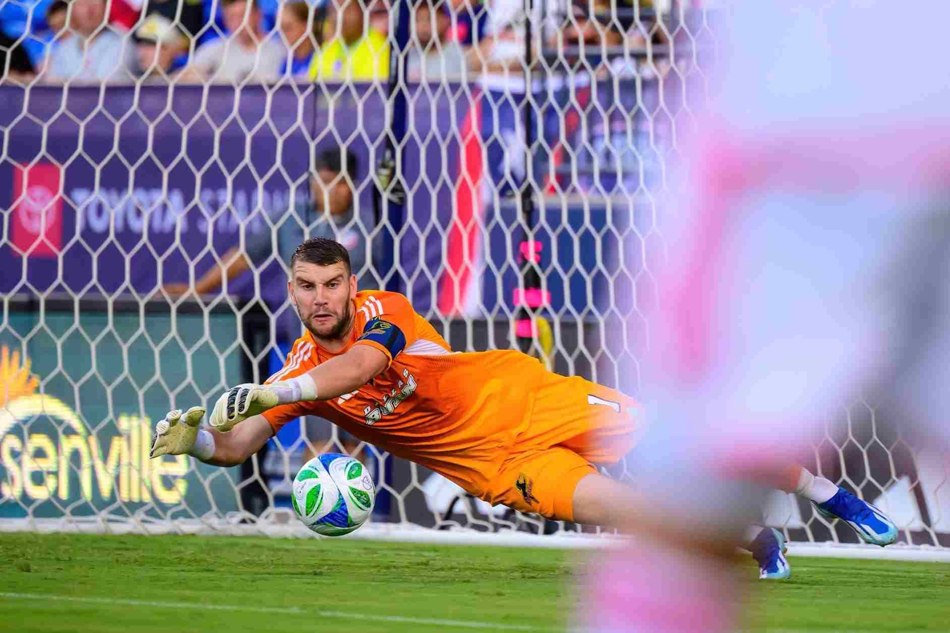 Resmi, Ajax Rekrut Kiper Timnas Indonesia Maarten Paes!