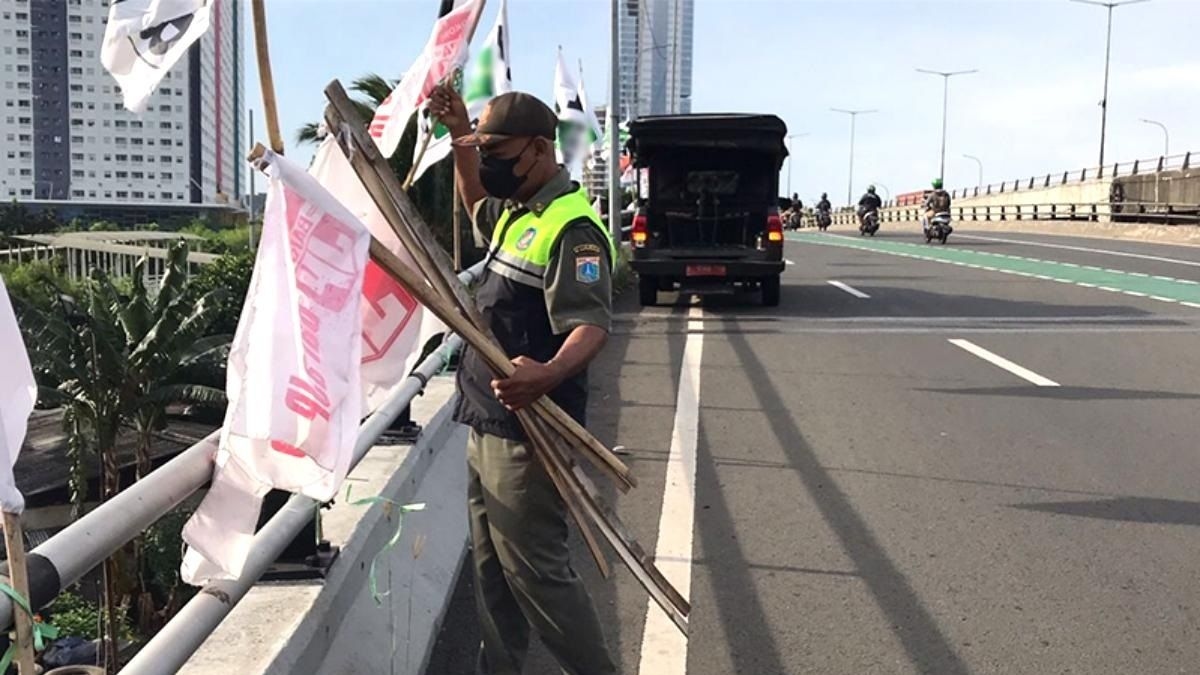 Jalankan Arahan Presiden Prabowo, Satpol PP Jakarta Buru Atribut Parpol dan Ormas