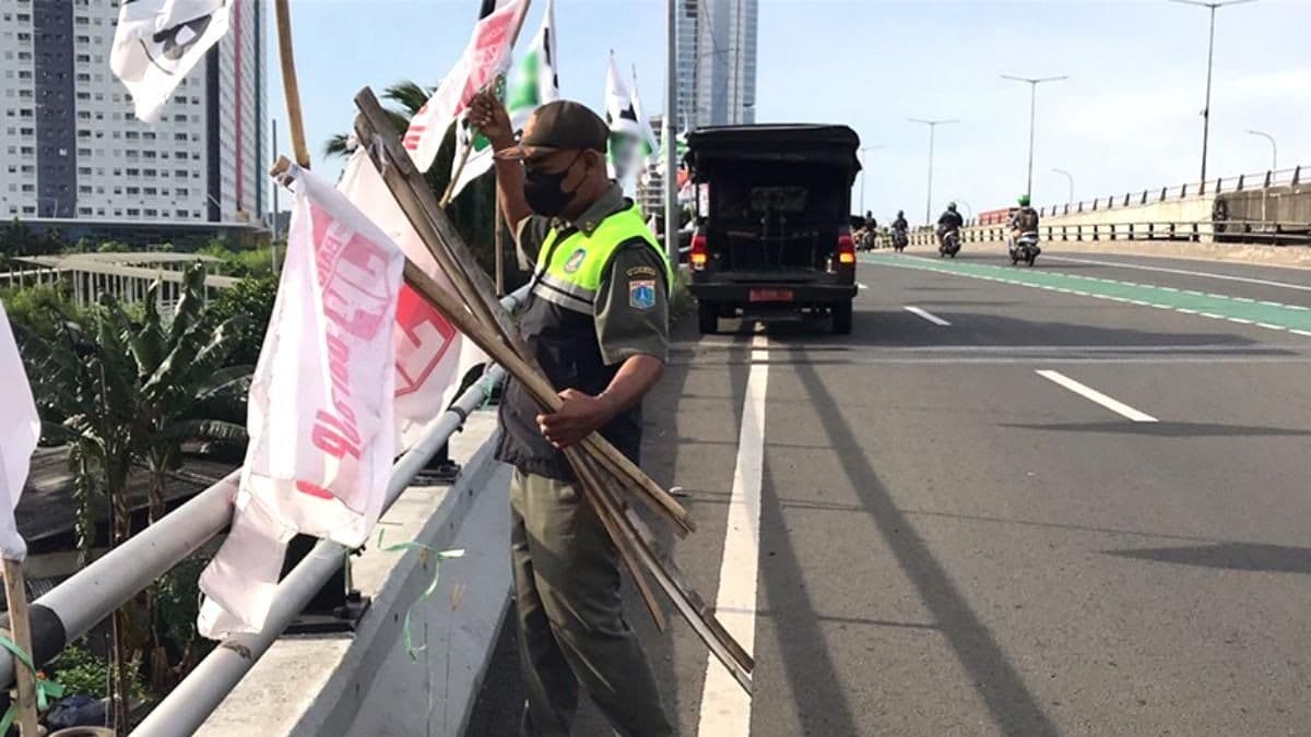 Jalankan Arahan Presiden Prabowo, Satpol PP Jakarta Buru Atribut Parpol dan Ormas