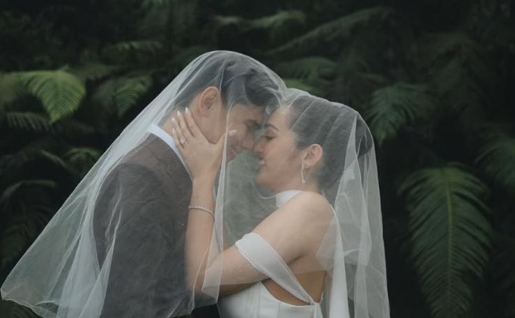 Air Mata Haru dan Janji Jenaka Warnai Pernikahan Ranty Maria–Rayn Wijaya di Bali