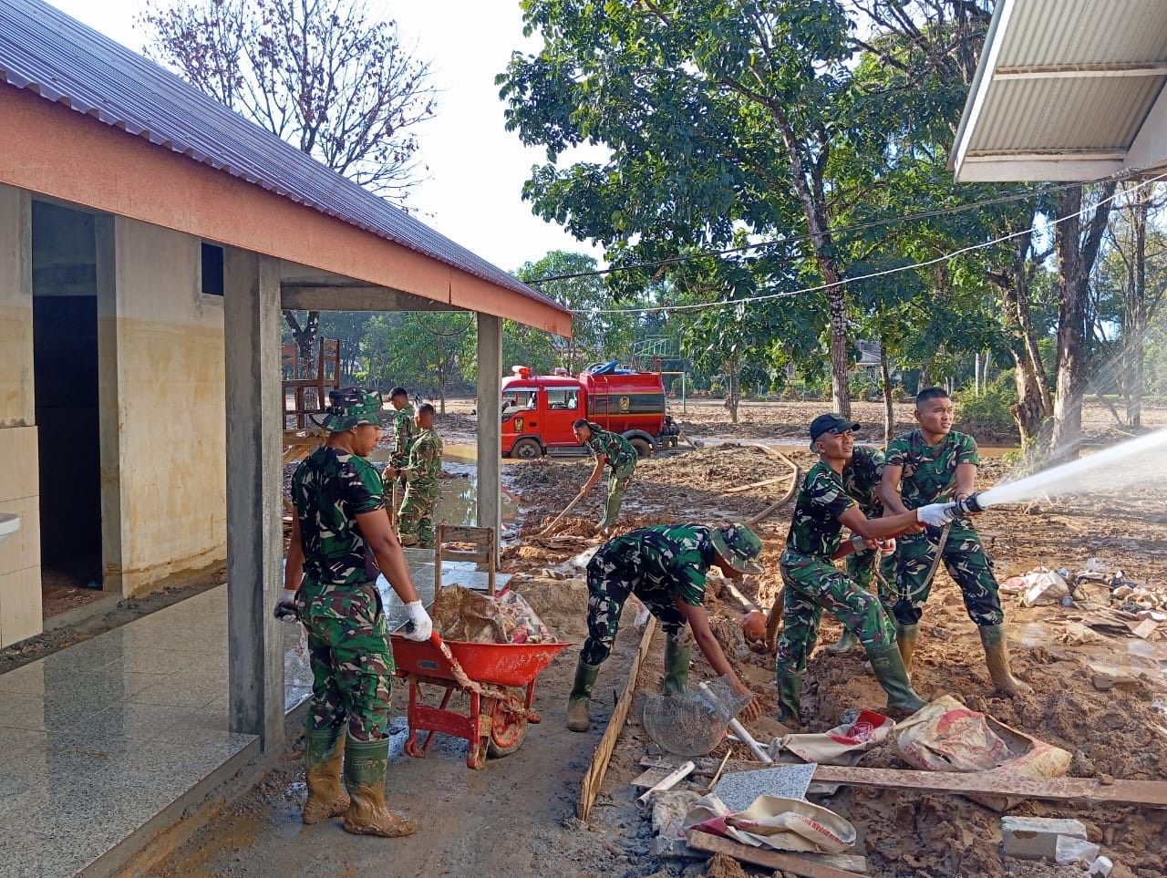 Pulihkan Fasilitas Umum, TNI dan Warga Bahu-membahu Bersihkan Sisa Lumpur dan Material Kayu di Sumut