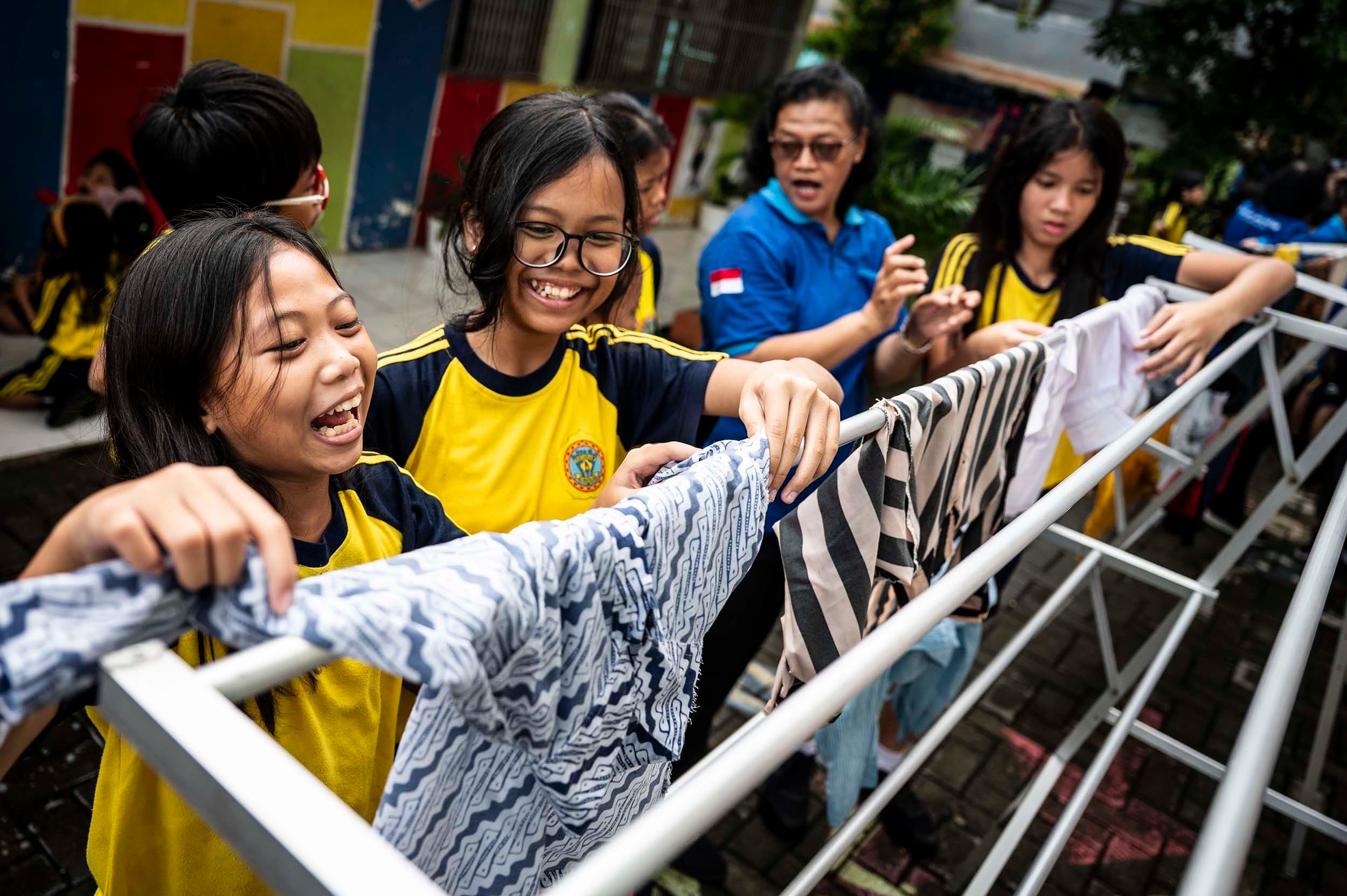 Kenapa Baju Masih Bau Apek Meski Sudah Dicuci? Ini Penyebabnya