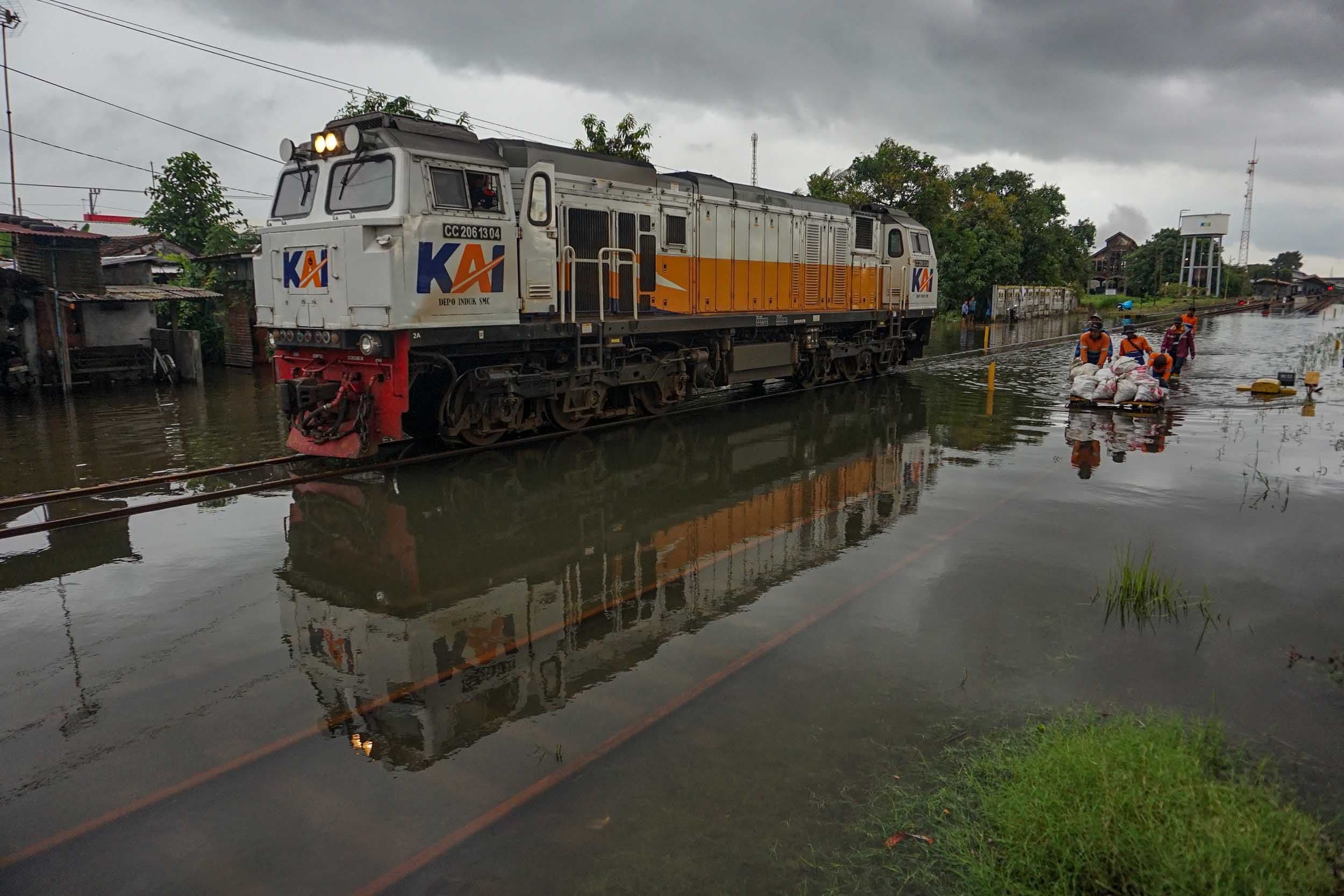 Menhub: 85% Perjalanan KA Pulih Usai Banjir di Pekalongan