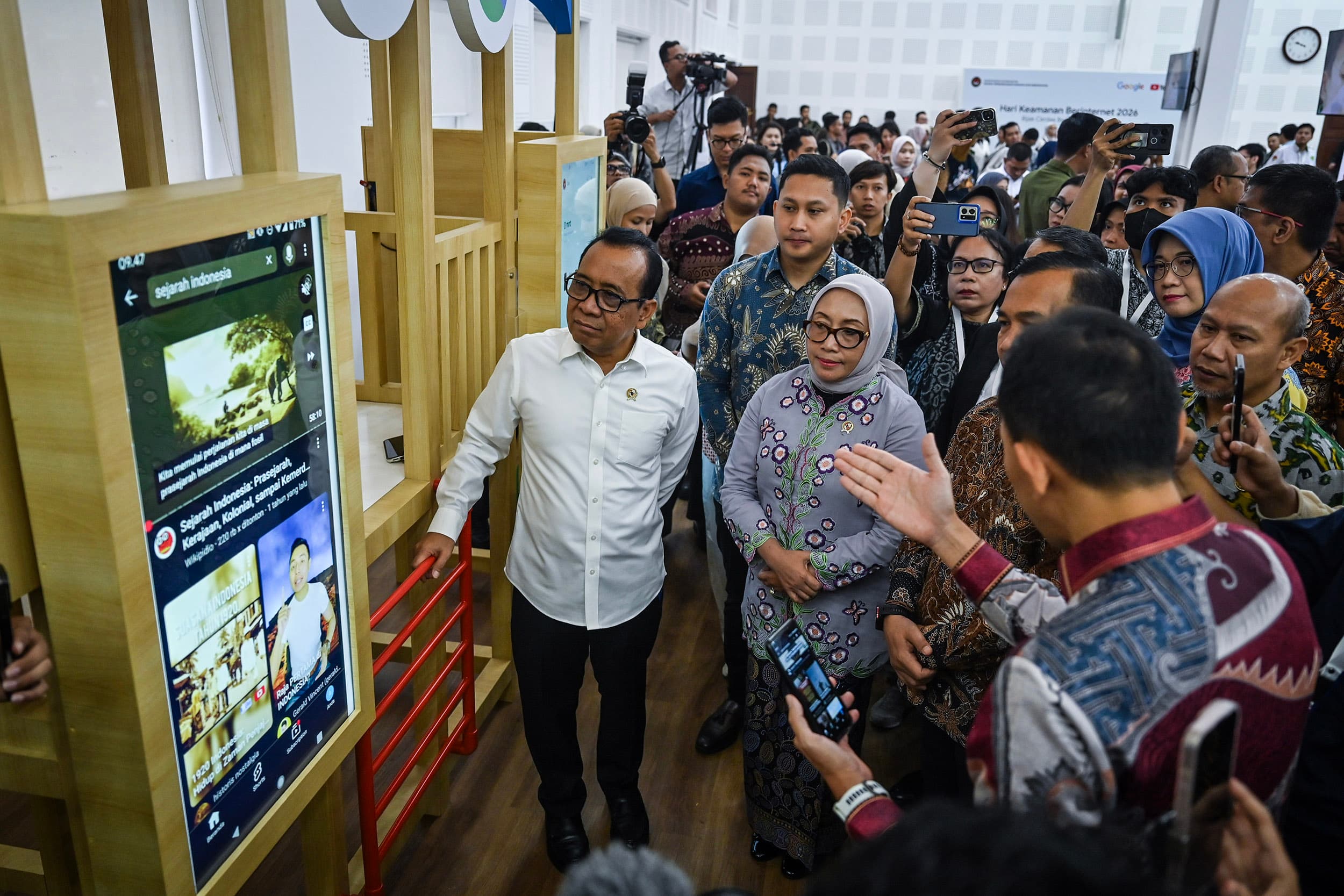 Menteri Koordinator (Menko) Pembangunan Manusia dan Kebudayaan (PMK) Pratikno (kiri) didampingi Ment