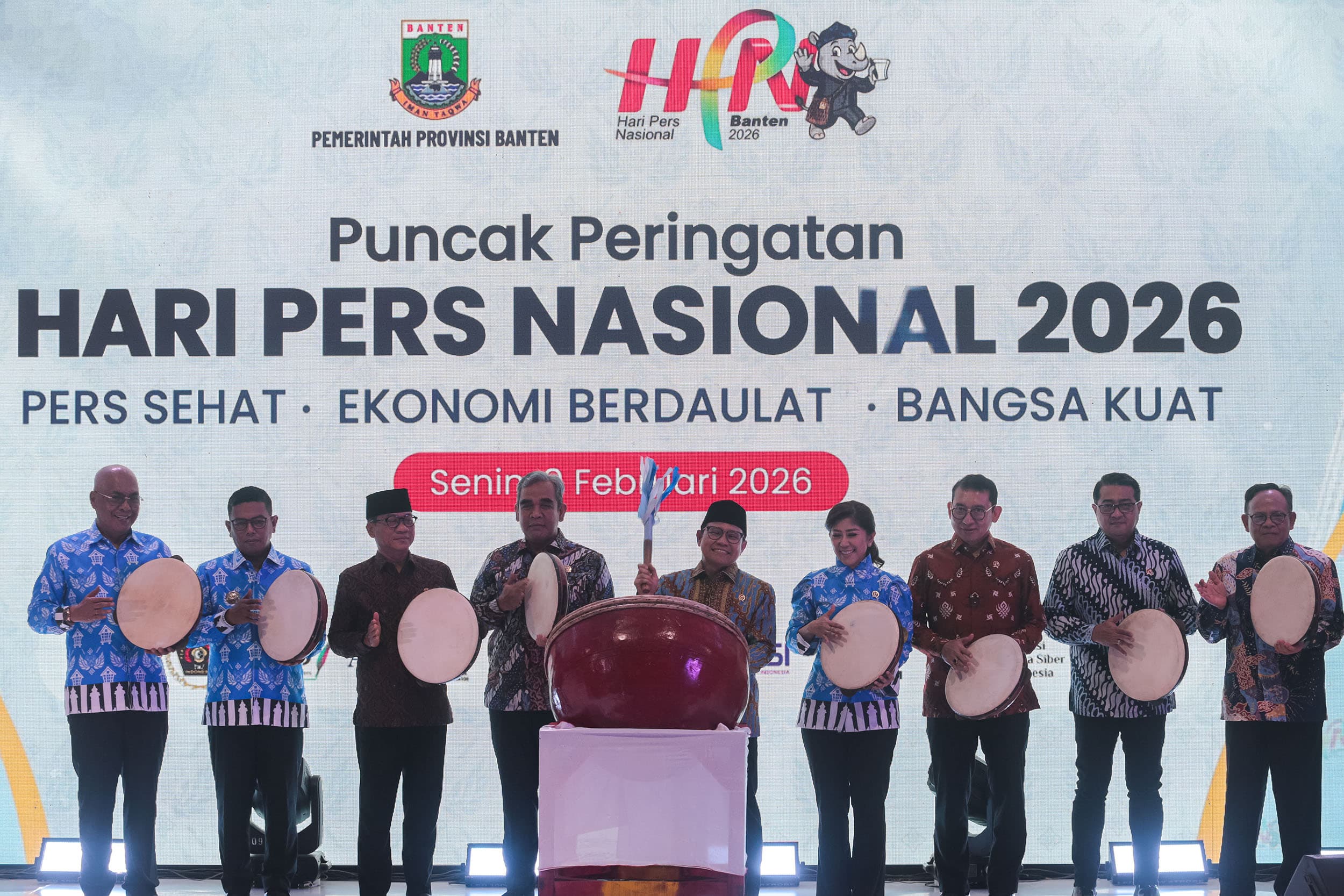 Menteri Koordinator Bidang Pemberdayaan Masyarakat Muhaimin Iskandar (tengah) memukul alat musik ter