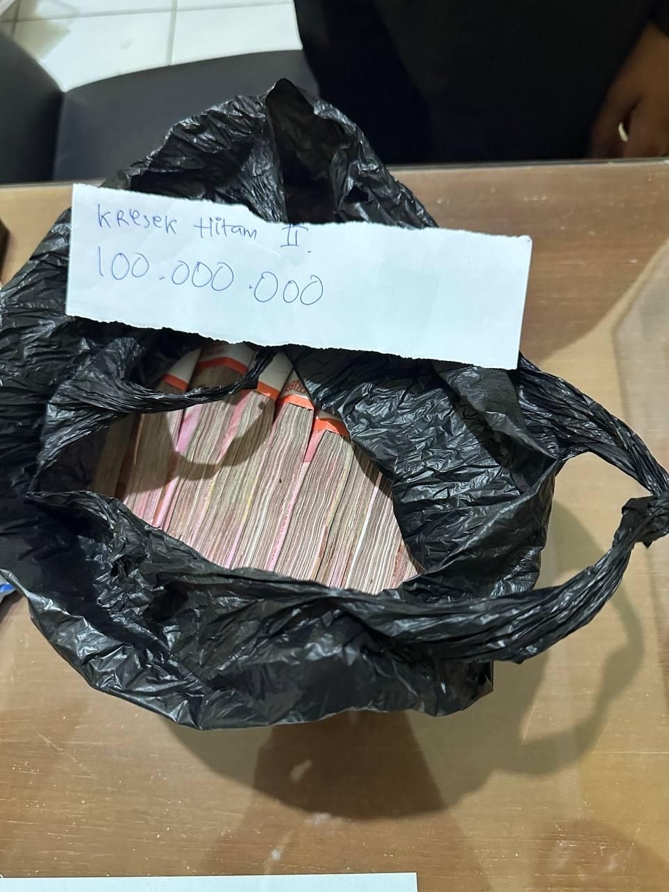 Bupati Pati Sudewo Simpan Uang Hasil Pemerasan di dalam Karung