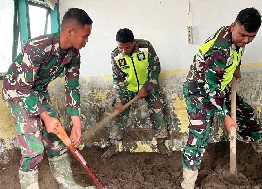 TNI AD Bersihkan Pondok Bersalin Terdampak Banjir di Aceh Utara