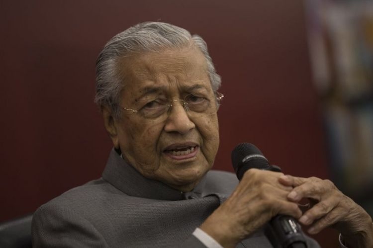 Berusia 100 Tahun, Mantan PM Malaysia Mahathir Mohamad Dilarikan ke RS karena Patah Pinggul