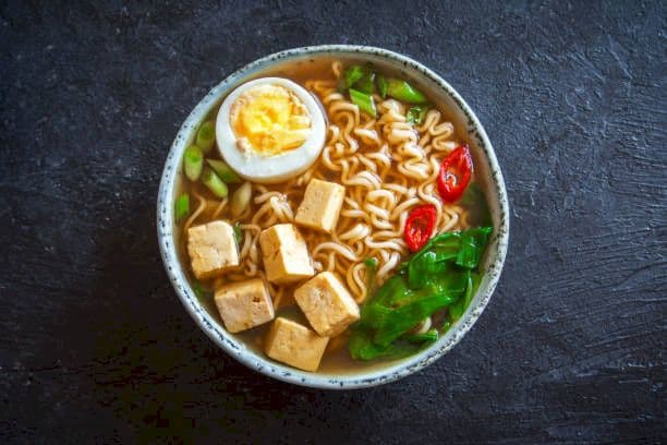 Bolehkah Makan Mi Instan Saat Diet? Ini Penjelasan Lengkap soal Kalori, Risiko, dan Tips Aman Konsumsi