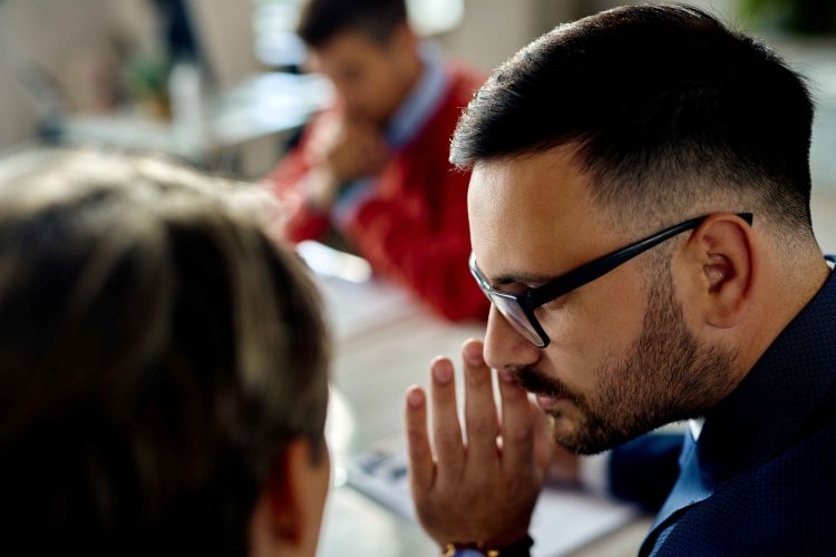 Cara Menghadapi Orang yang Suka Menyindir dengan Elegan dan Tenang